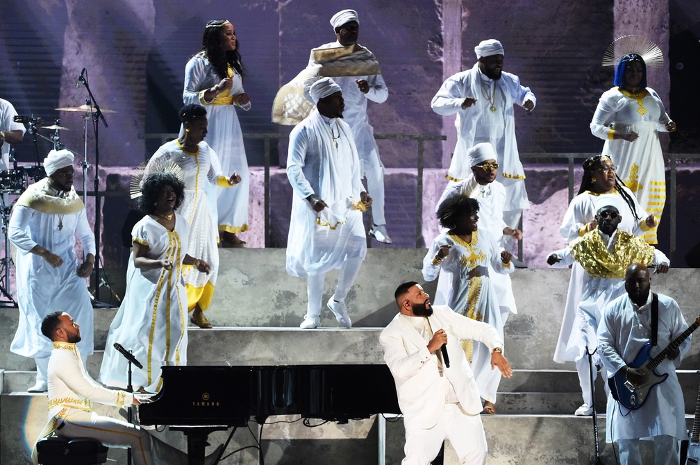 John Legend e DJ Khaled lideram coral em tributo a Nipsey Hussle no Grammy 2020 — Foto: KEVIN WINTER / GETTY IMAGES NORTH AMERICA / AFP
