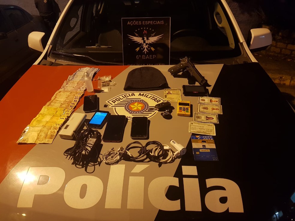 Drogas, documentos de vítimas. dinheiro e pistola falsa foram apreendidas por policiais militares com soldado Coutinho, após ele cometer série de roubos — Foto: Divulgação/Polícia Militar