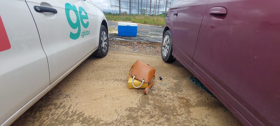 Objetos de outros carros também ficaram espalhados pelo chão. — Foto: Karla Mendes/g1 AM