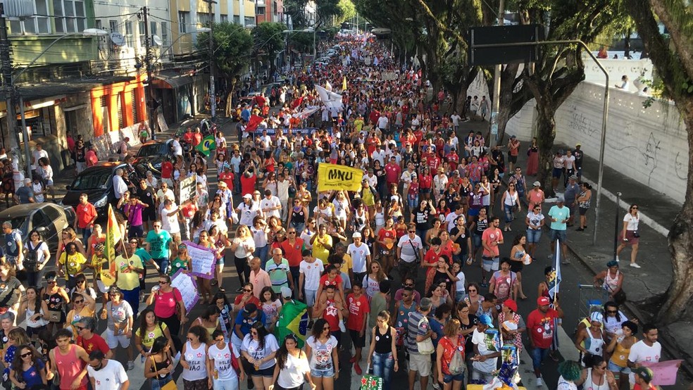 Protesto contra Bolsonaro em Salvador — Foto: Alan Tiago Alves/G1 Bahia