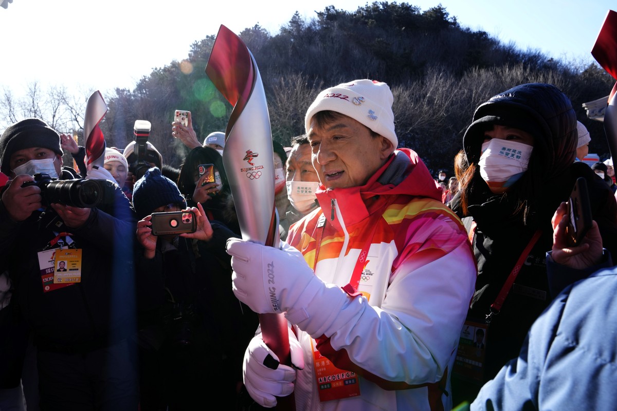 Jackie Chan carrega tocha olímpica no topo da Grande Muralha da China | Pop & Arte