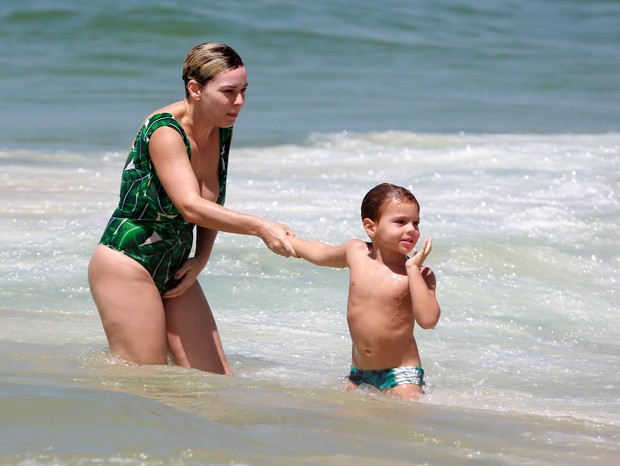 Regiane Alves curte praia com os filhos (Foto: Dilson Silva/AgNews)