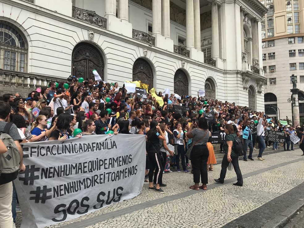 Funcionários da saúde do município protestam contra a redução dos custos — Foto: Yasmim Restum/G1