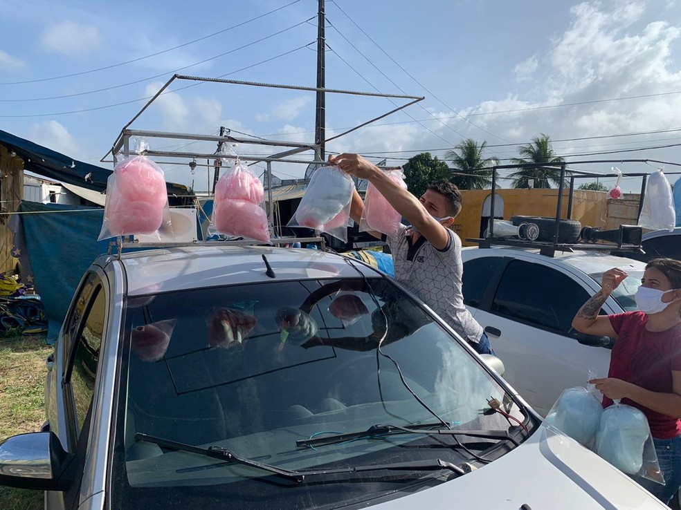 Sem o circo, família Saturno vende maçã do amor e algodão doce pelas ruas de Natal — Foto: Anna Alyne Cunha/Inter TV Cabugi