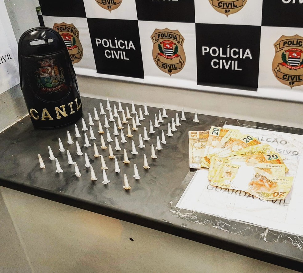 Drogas são apreendidas após adolescentes serem flagrados por cão farejador e guardas civis — Foto: Guarda Civil Municipal/Divulgação