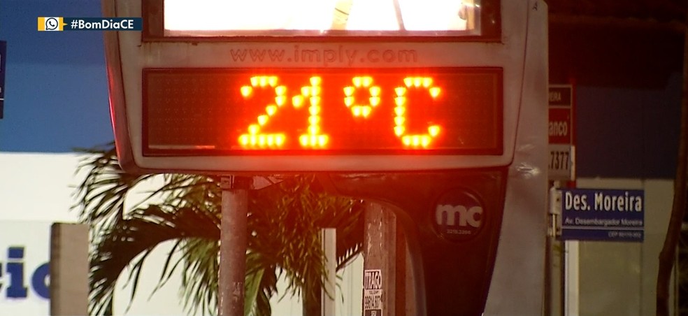 Termômetros de rua de Fortaleza marcaram 21ºC às 4h30 da madrugada desta segunda-feira, 4 de julho — Foto: TV Verdes Mares/Reprodução