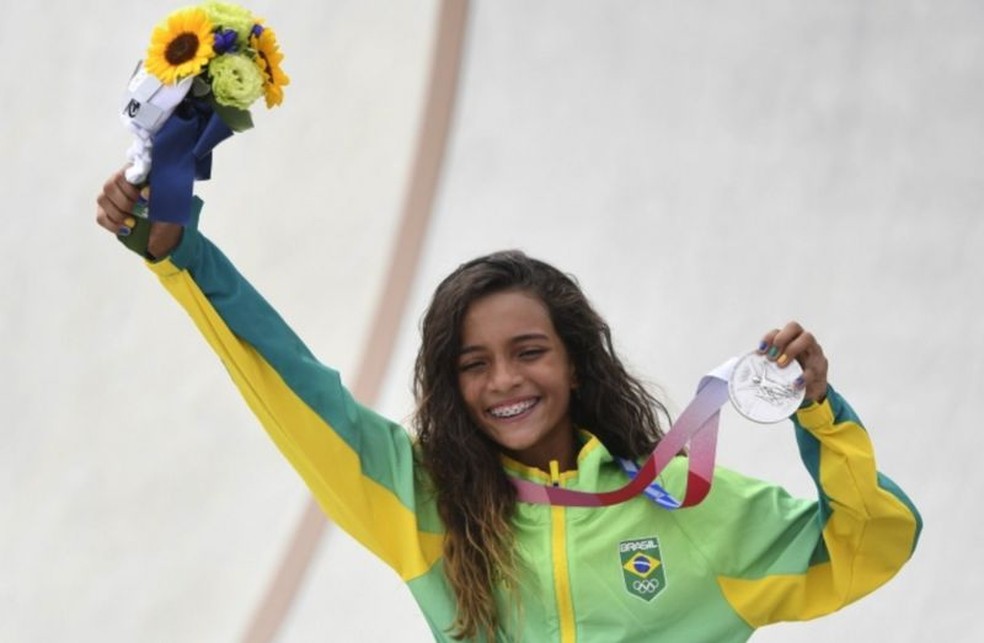 Com 13 anos e 203 dias de idade, Rayssa Leal ganhou a medalha de prata no skate street, na Olimpíada de Tóquio, em 26 de julho de 2021 — Foto: Reuters