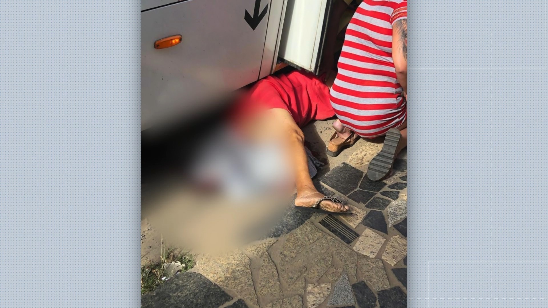 Idosa pode perder a perna após ser atropelada por ônibus do Transcol em Cariacica, ES 