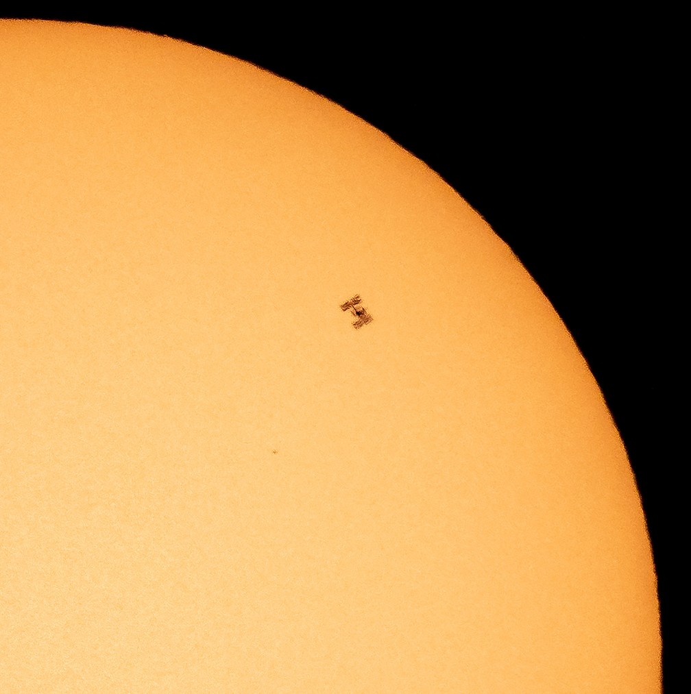 Estação Espacial Internacional (ponto preto) é vista enquanto transita ao redor do Sol na sexta-feira (23). — Foto: Nasa/Bill Ingalls/Handout via Reuters