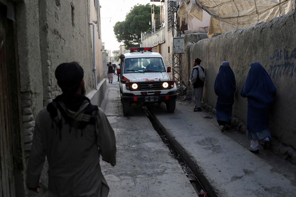 Ambulância perto de mesquita onde houve atentado em Cabul, no Afeganistão, em 25 de maio de 2022 — Foto: Ali Khara/Reuters