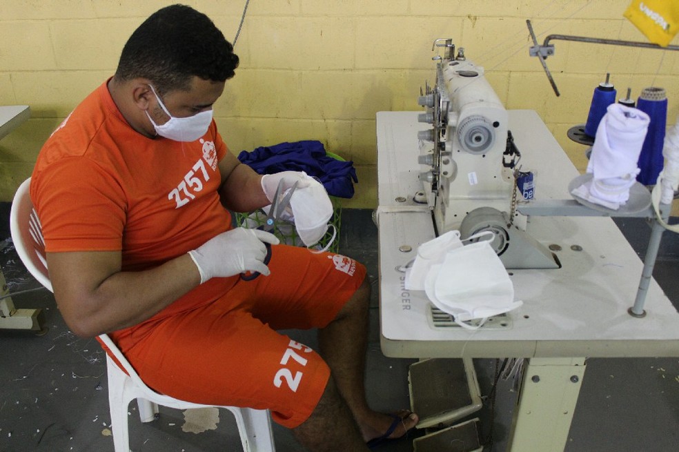 Presos de Alagoas confeccionam máscaras de proteção — Foto: Ascom/Seris