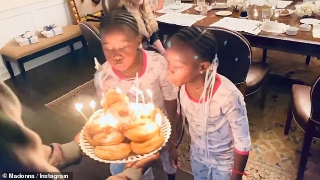Madonna na comemoração da festa de oito anos das filhas gêmeas Stelle e Estere (Foto: Instagram)