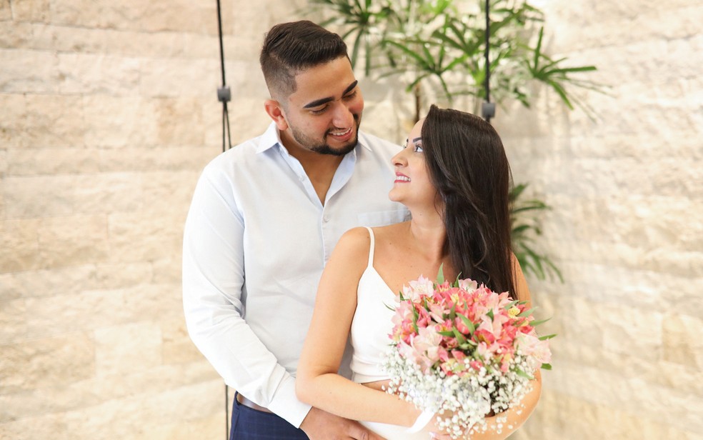  Patr�cia Silva Santos e o noivo  F�bio Macedo De Alquino Filho, em Goi�nia  � Foto: Fernando Diniz/Arquivo 