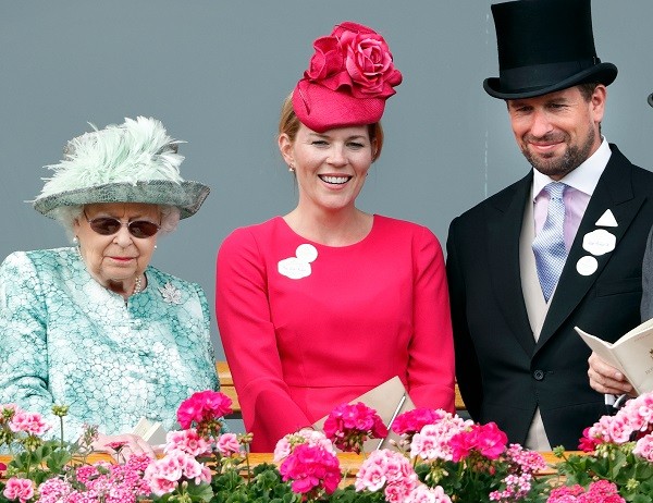 A Rainha Elizabeth 2ª na companhia do neto mais velho, Peter Phillips, e sua agora ex-esposa, Autumn Phillips, em foto de junho de 2018 (Foto: Getty Images)