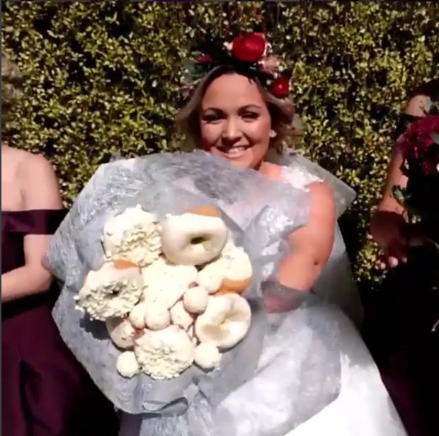 Noiva substitui flores por donuts em buquê no casamento (Foto: Reprodução / Instagram)