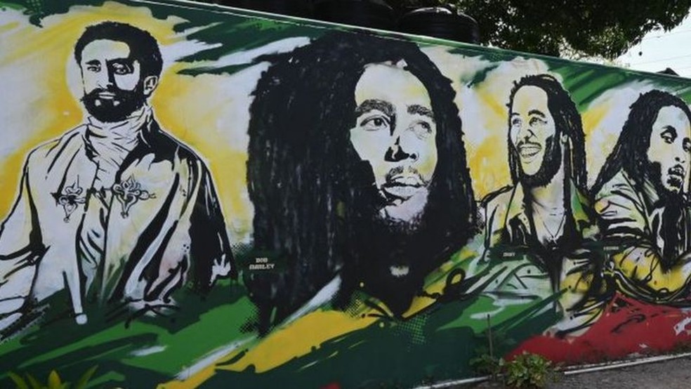 Cristão, Haile Selassie (à esquerda) negou que fosse imortal, mas continua sendo adorado pelos rastafáris — Foto: AFP/BBC