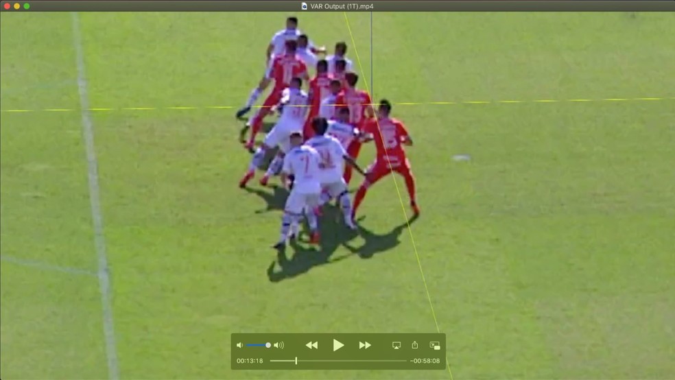 Confira as linhas sendo traçadas no polêmico lance que resultou no gol de Rodrigo Dourado — Foto: Reprodução