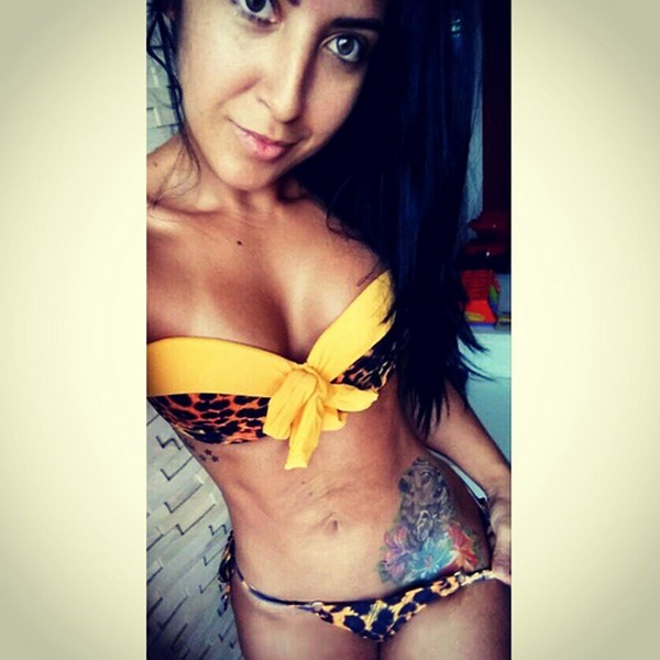 Priscila exibindo sua tatuagem (Foto: Reprodução / Instagram)
