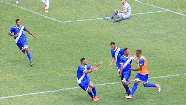 Diego comemora o gol de empate do EC TaubatÃ© contra o TubarÃ£o