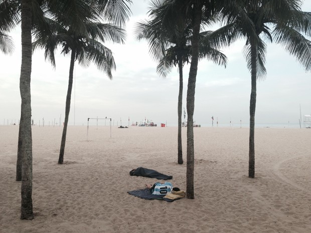 Fã de Messi, destaque da partida de ontem, também dormiu na areia (Foto: Daniel Silveira/G1)