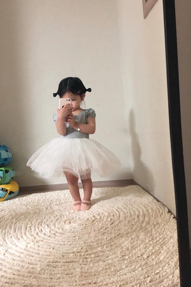 Ainney, blogueirinha coreana de três anos viraliza pela fofura e looks do dia (Foto: Reprodução/Instagram)