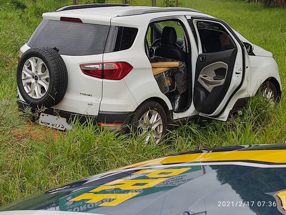 Carro estava cheio de tabletes de maconha — Foto: PRF/Divulgação