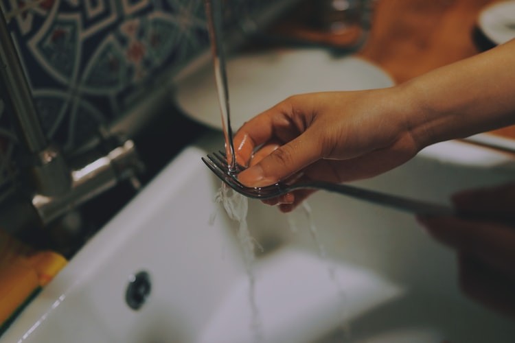 Mulheres gastam mais tempo com tarefas domésticas do que homens.  (Foto: Unsplash)