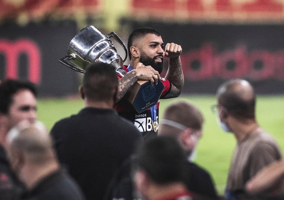 Gabigol faz pose com Taça em postagem de provocação — Foto: @gabigol / Twitter