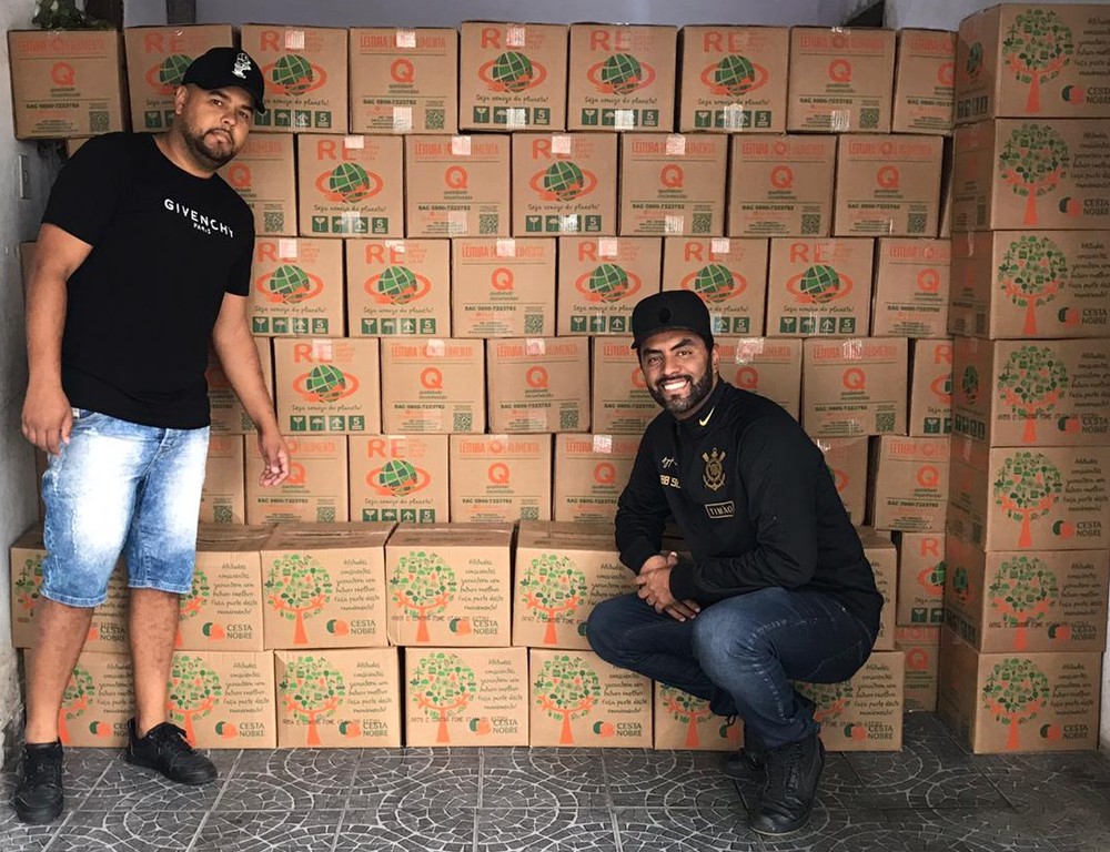 Atuais e ex-jogadores do Corinthians compram cestas básicas para doação em SP