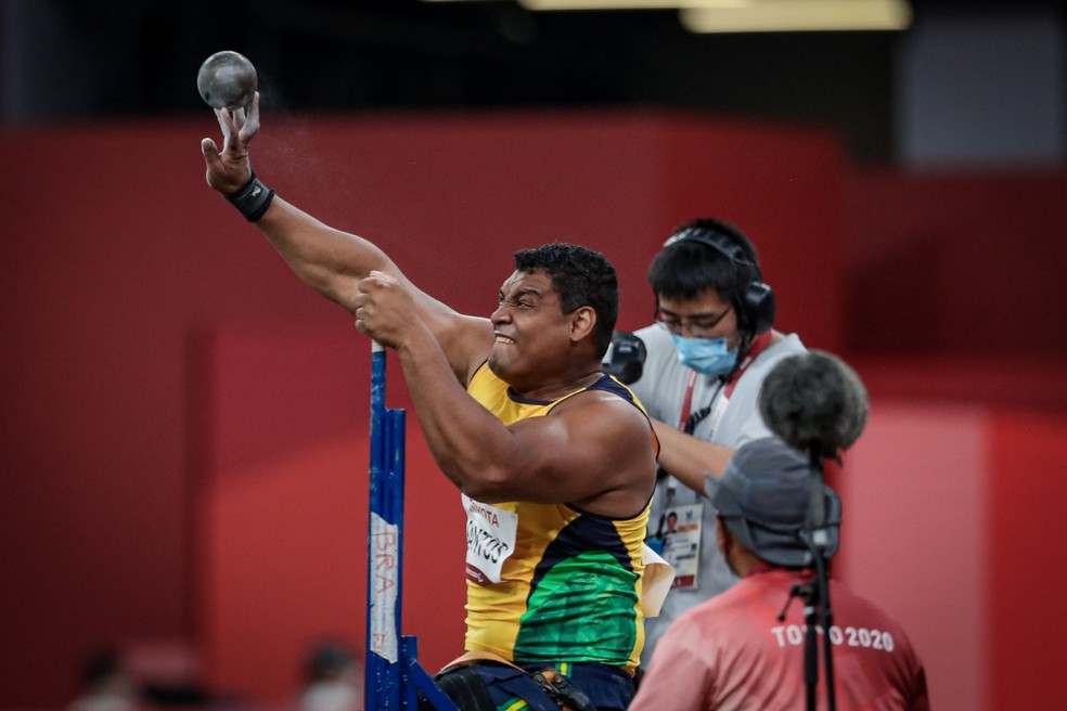 Wallace Santos no instante do arremesso de peso: brasileiro quebrou recorde mundial da classe T55 — Foto: Wander Roberto /CPB @wander_imagem