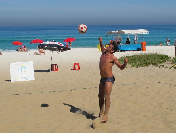 Diego Souza do Vasco jogando futevolei (Foto: Gustavo Rotstein / globoesporte.com)
