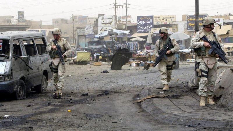 Tropas americanas em Bagdá em 2005; conflito previsto para durar alguns meses se arrastou por anos (Foto: AFP via BBC News)