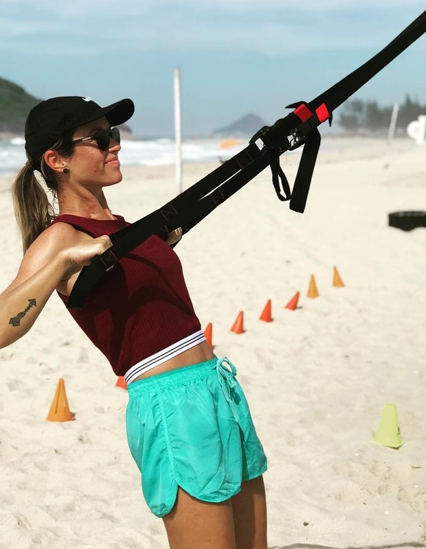 Juliana Didone treina na praia (Foto: Reprodução/Instagram)