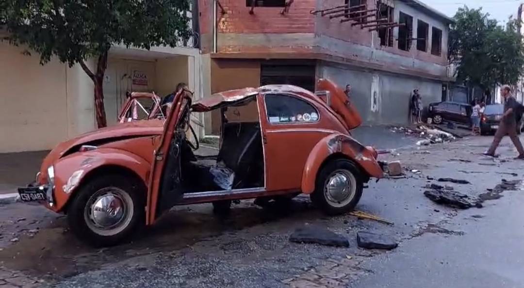 Fusca de placa preta destruído após chuva em São Paulo
