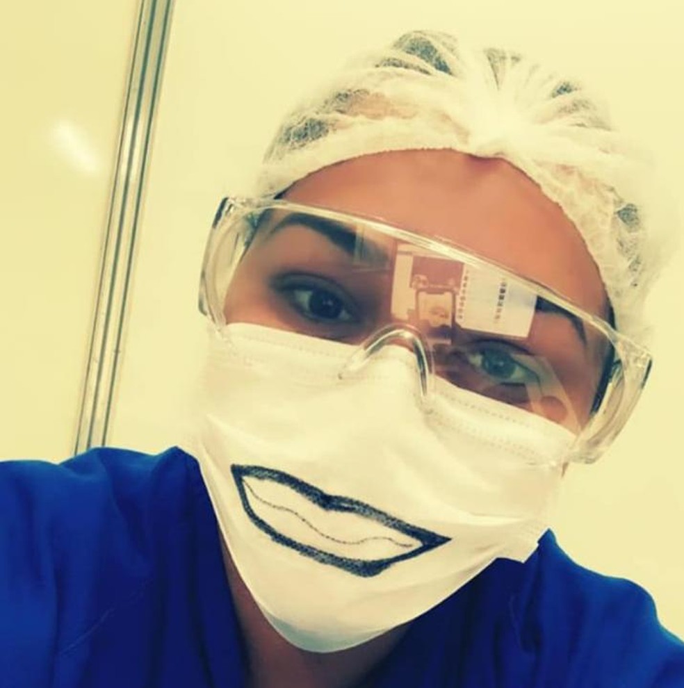 Enfermeira desenhou sorriso na máscara para acalmar paciente com suspeita do novo coronavírus — Foto: Redes Sociais/Divulgação