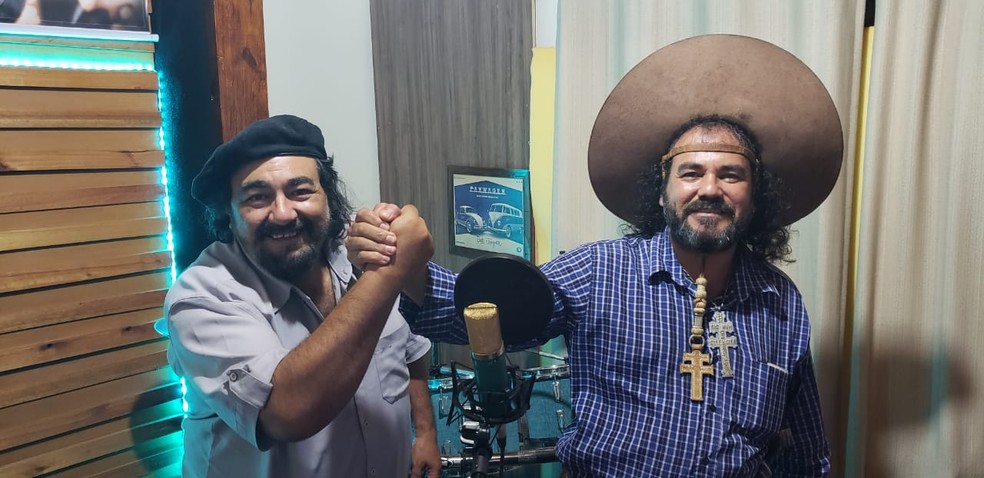 Pela Primeira Vez Juntos Xiru Missioneiro E Baitaca Gravam Musica Sobre Politica Reporter Farroupilha G1 Последние твиты от baitaca sincero (@baitacas). missioneiro e baitaca gravam