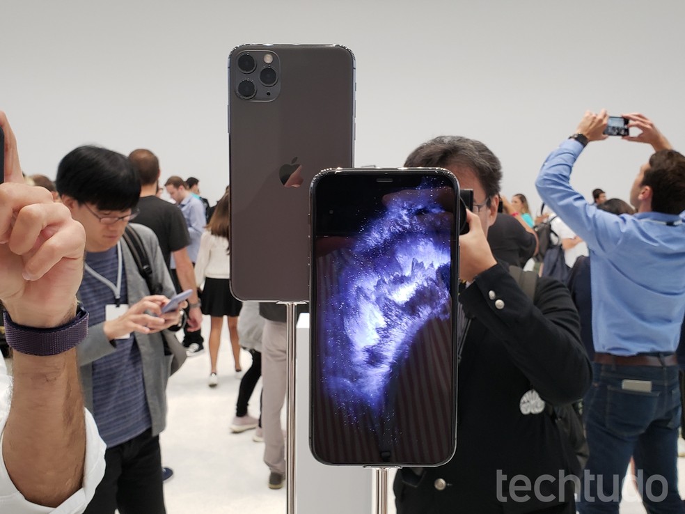 iPhone 11 Pro tem câmera tripla — Foto: Thássius Veloso/TechTudo
