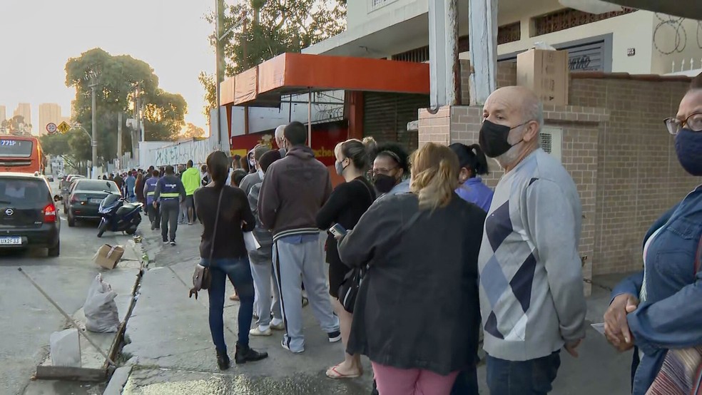Fila na AMA/UBS Jardim São Jorge, na Zona Sul de SP, na manhã desta segunda (4) — Foto: Reprodução/TV Globo