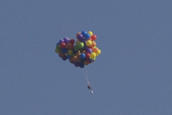 boria e seus balões (Foto: reprodução)