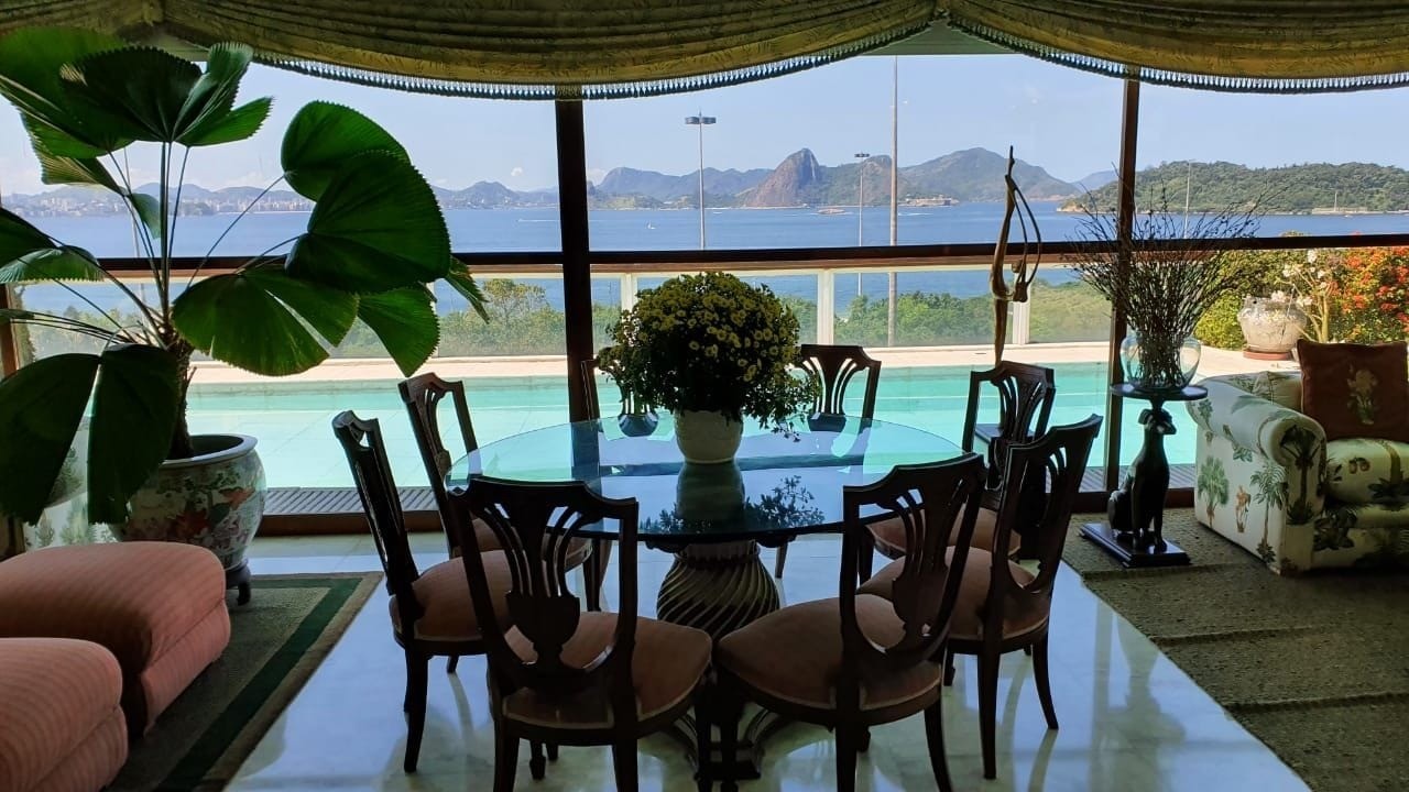 Vista privilegiada. Da sala da piscina, o visual é o Pão de Açúcar, o Aterro e a Baía de Guanabara — Foto: Reprodução
