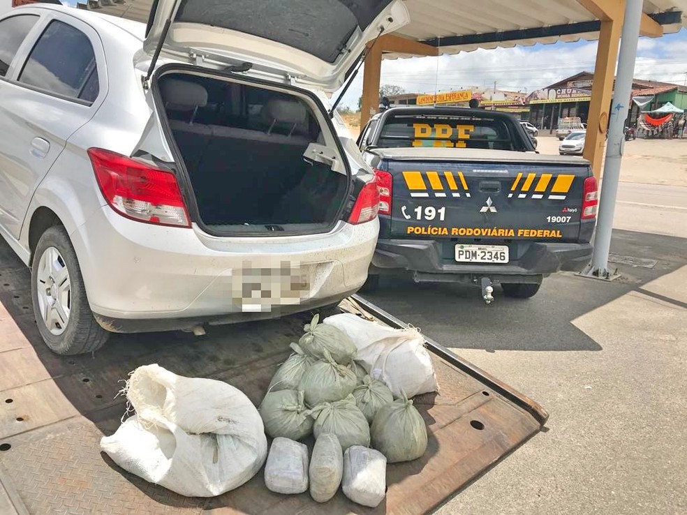 Total de 20,6 kg de maconha foram encontrados no porta-malas de um carro, em Caruaru — Foto: PRF/Divulgação