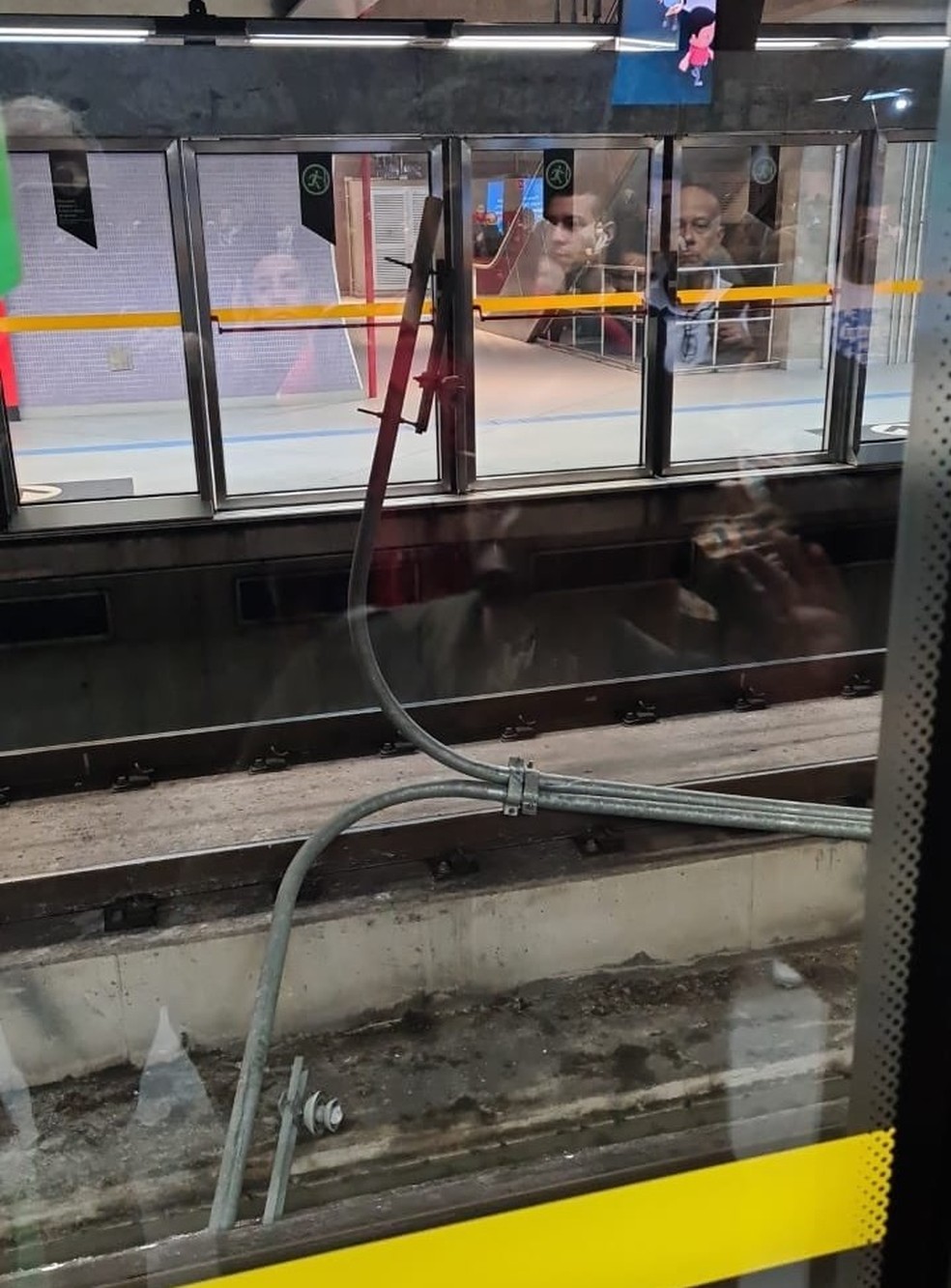 Poste caiu em uma estação da Linha 5-Lilás — Foto: Arquivo pessoal