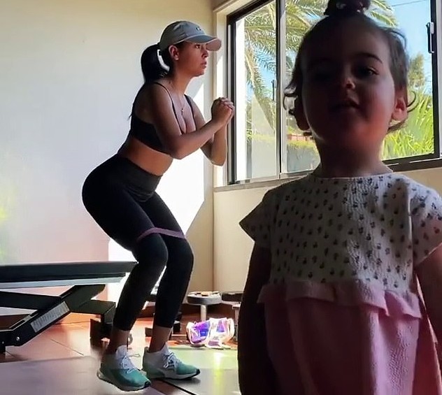 A namorada do craque Cristiano Ronaldo, a modelo Georgina Rodriguez, tendo sua sessão matinal de exercícios interrompida por sua filha de 2 anos (Foto: Instagram)
