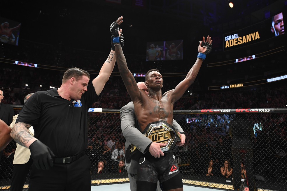 Israel Adesanya, agora campeão do UFC, tem trocado provocações com Jon Jones — Foto: Getty Images
