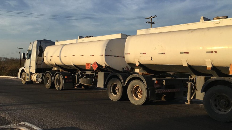 Carreta carregaca 45 mil litros de álcool sem documentos fiscais, na BR-304 — Foto: SET