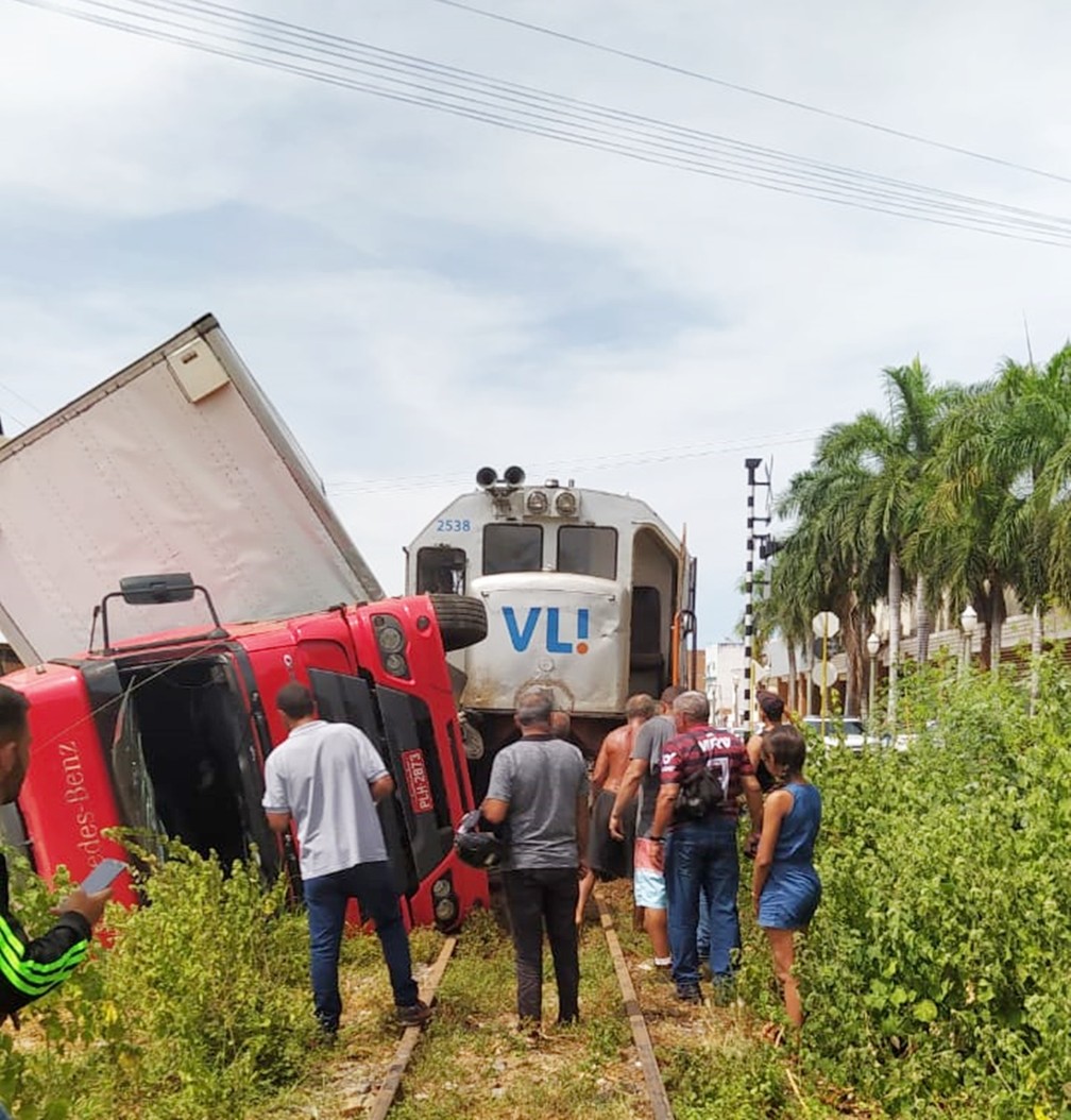 Caminhão é atingido por trem após motorista tentar atravessar linha férrea em Brumado — Foto: Bahia 10