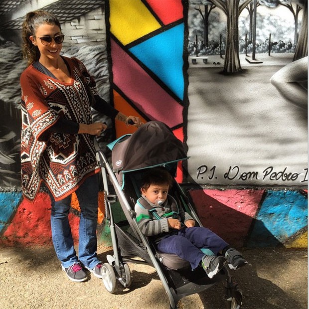Jaque levando o filho, Gael, ao Posto de Saúde (Foto: Reprodução - Instagram)