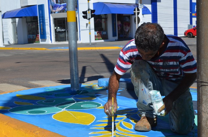 Artista pinta pontos da cidade de forma voluntária (Foto: Christian Wentz/G1)