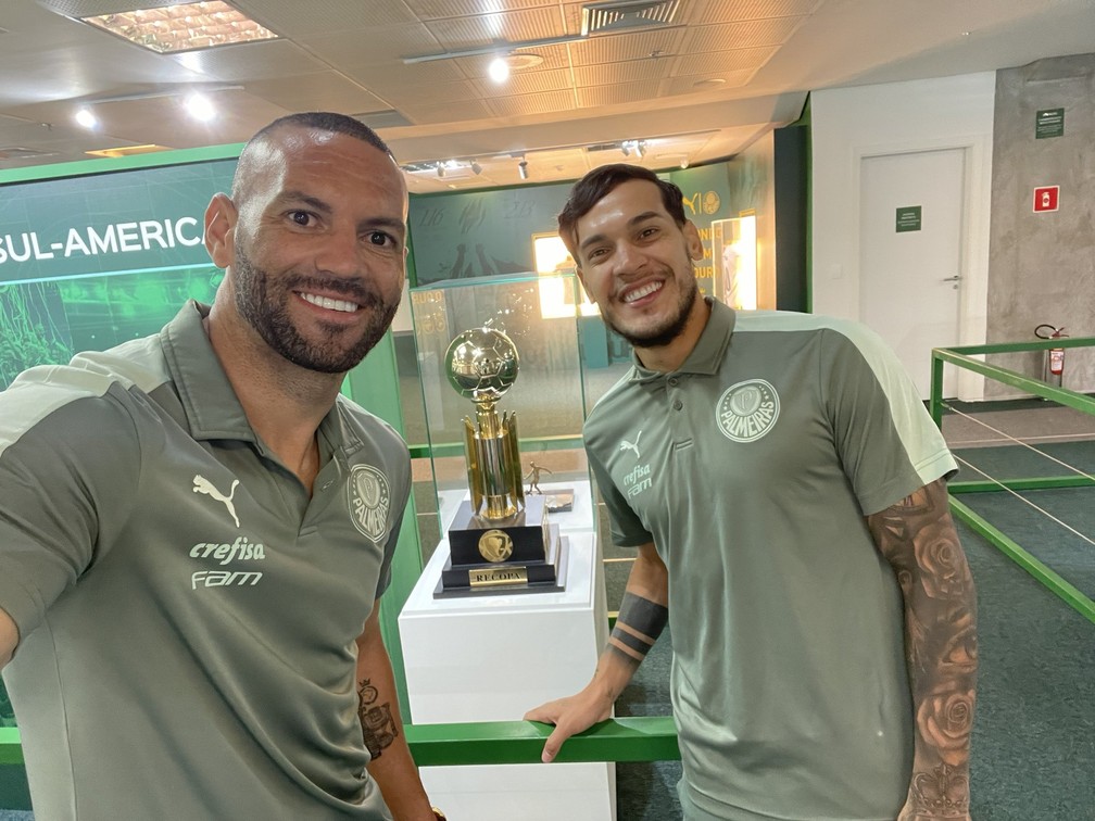 Weverton e Gustavo Gómez levam taça da Recopa Sul-Americana à sala de troféus do Palmeiras; vídeo
