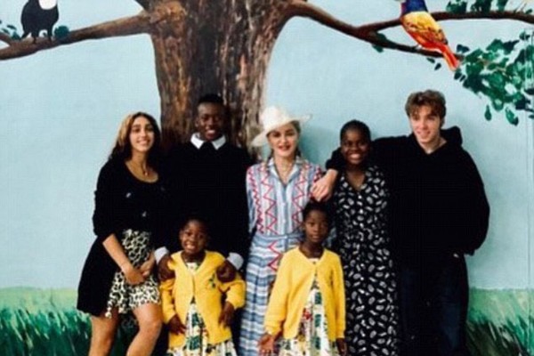 Madonna com os filhos (Foto: Instagram)